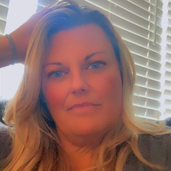 Meet your Posher, Sandy - Picture 1 of 2